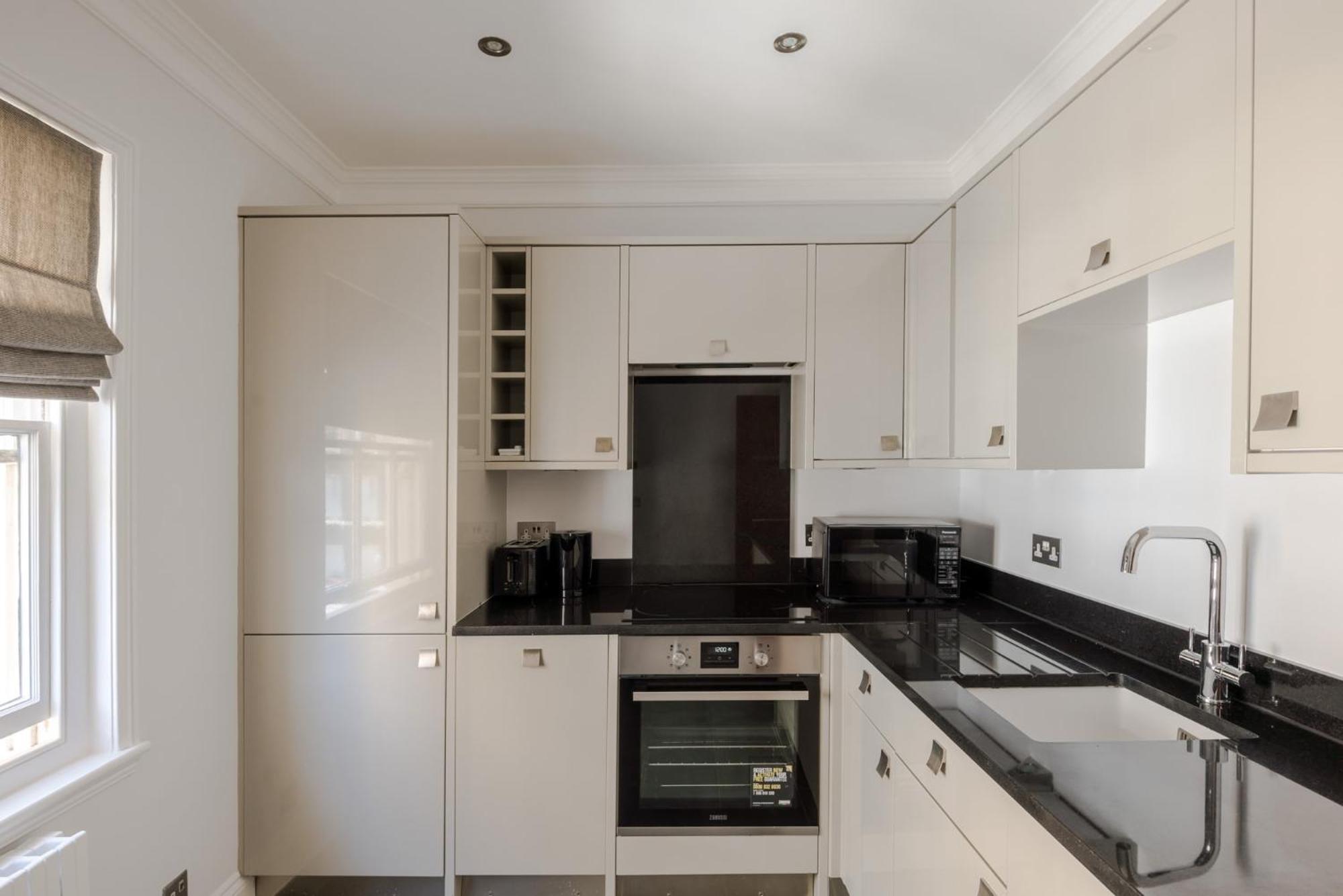 Centre Point- Bloomsbury - By Frankie Says Apartment *