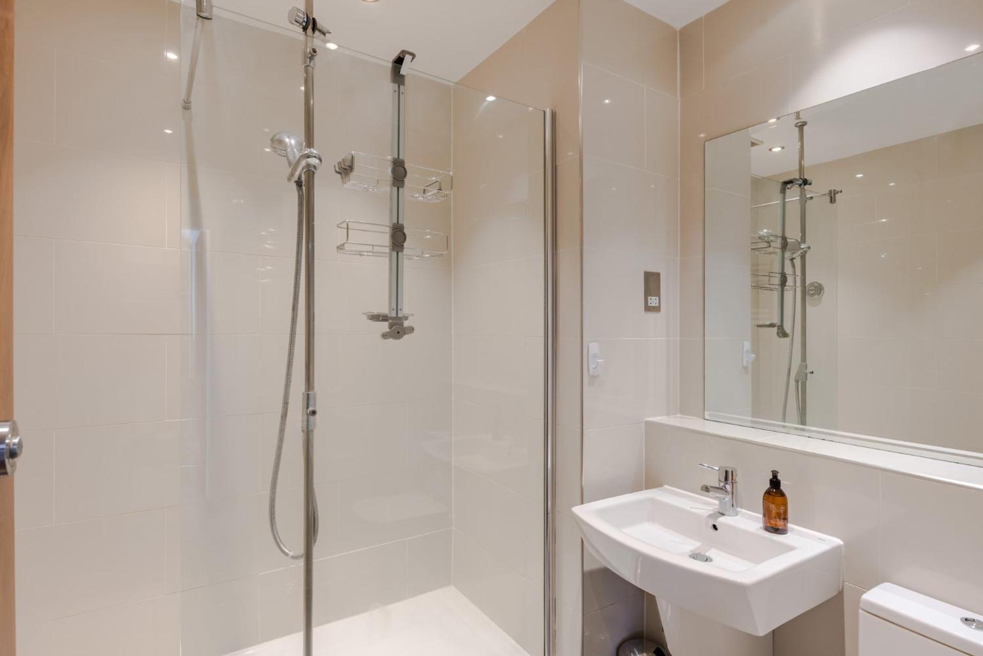 Centre Point- Bloomsbury - By Frankie Says Apartment London